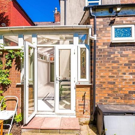 Large 4 Bedroom Home With Free Parking Near Mediacityuk Manchester Exterior photo