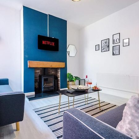 Large 4 Bedroom Home With Free Parking Near Mediacityuk Manchester Exterior photo