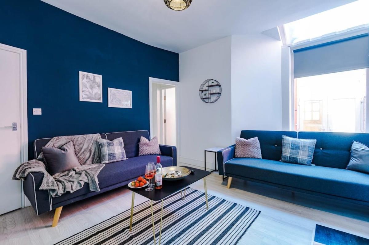 Large 4 Bedroom Home With Free Parking Near Mediacityuk Manchester Exterior photo