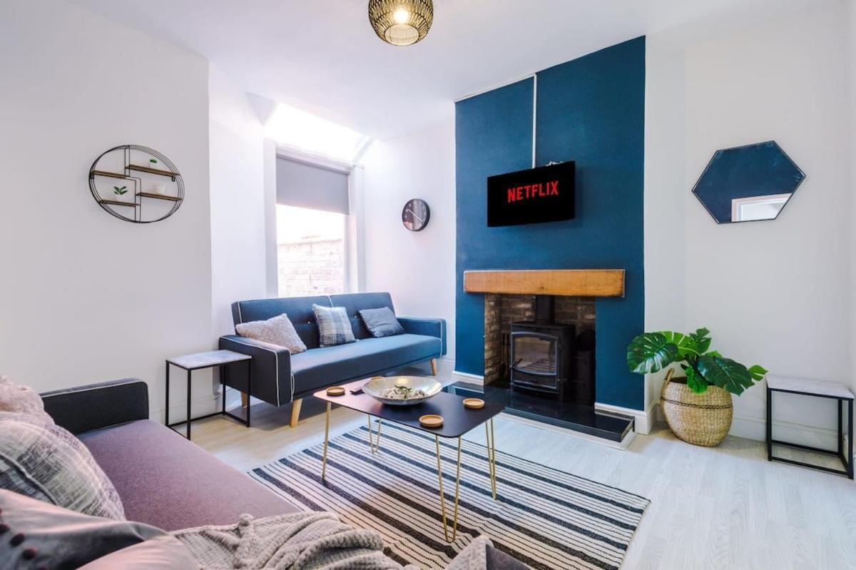 Large 4 Bedroom Home With Free Parking Near Mediacityuk Manchester Exterior photo