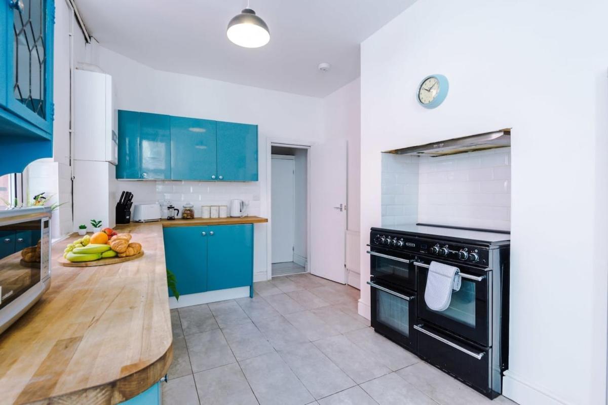 Large 4 Bedroom Home With Free Parking Near Mediacityuk Manchester Exterior photo