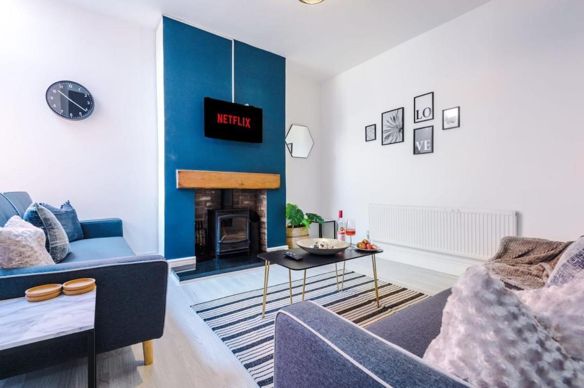 Large 4 Bedroom Home With Free Parking Near Mediacityuk Manchester Exterior photo