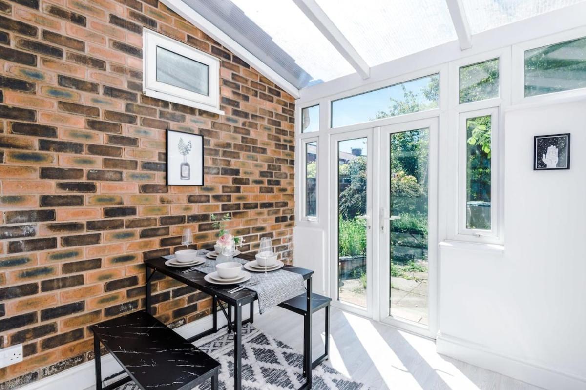 Large 4 Bedroom Home With Free Parking Near Mediacityuk Manchester Exterior photo